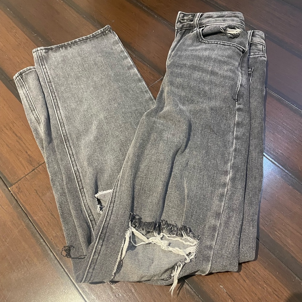 black ripped jeans 90’s boyfriend